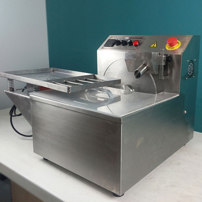 초콜릿 디스펜싱 기계를 코팅하는 기계 Ss304를 만드는 5-15kg/H 초콜렛